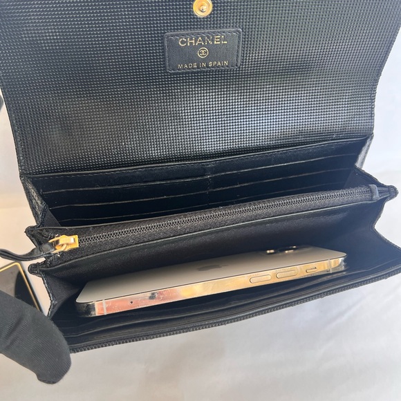 CHANEL Black Quilted large leather wallet with Gold Chain - Picture 10 of 14